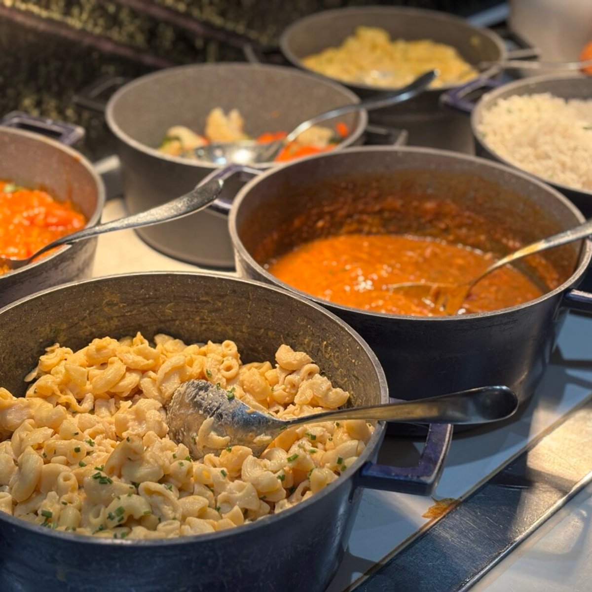 【空港ラウンジ】ロンドン・ヒースロー空港のファーストクラスラウンジ、つかの間の疲れを癒やしてくれるのは……カレー？！