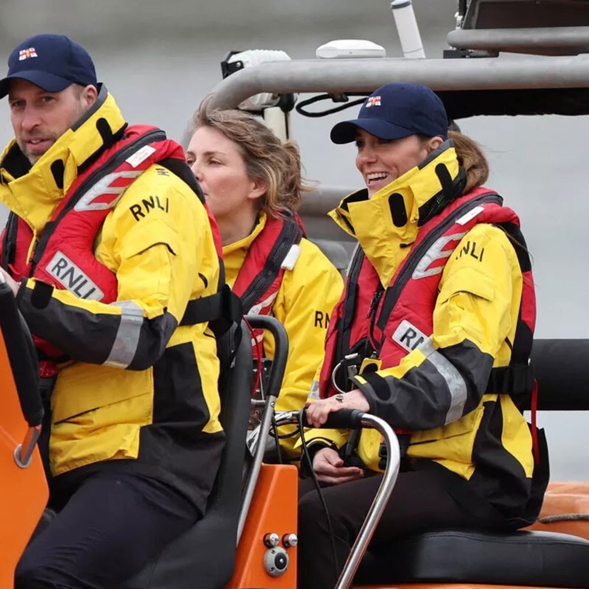 キャサリン皇太子妃、キャップ×イエローのジャケットでテムズ川へ。皇太子夫妻の軽やかな装いに注目。