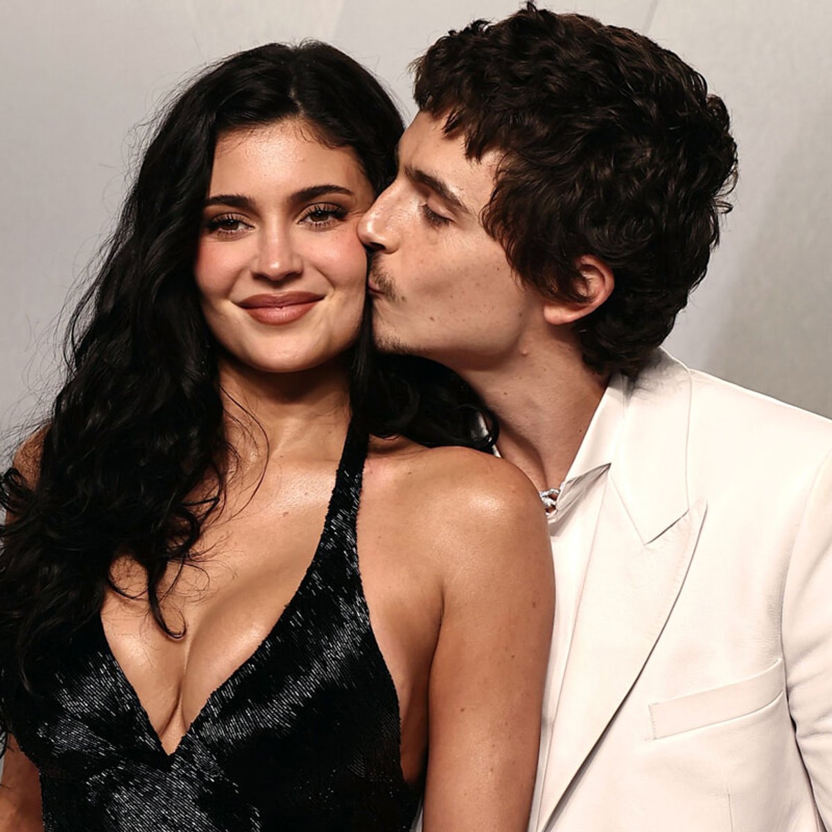 「一瞬で凍り付いた」カイリー・ジェンナーとティモシー・シャラメの姉の「偽りのハグ」現場を動画で検証。