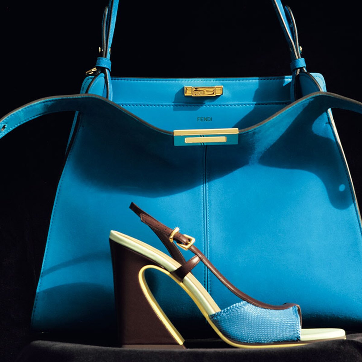 【フェンディの26年春夏靴バッグ】ターコイズブルーが放つ洗練。