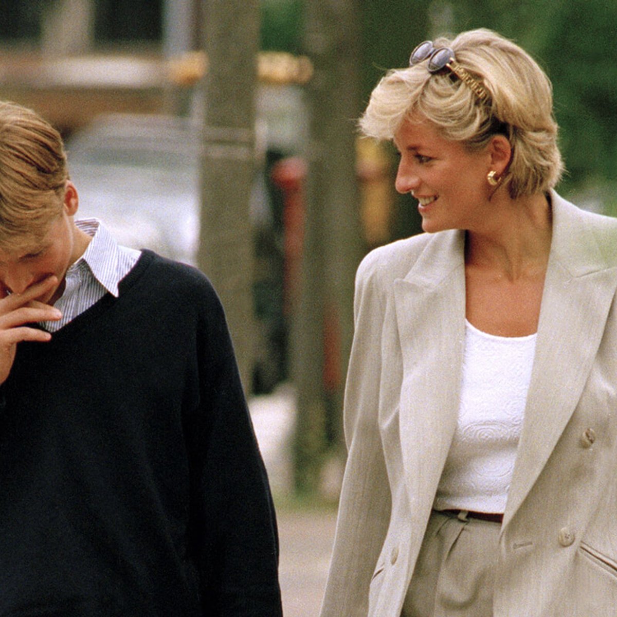 【未公開写真】ウィリアム皇太子、母の日にダイアナ妃との「幸せな記憶」をSNSで初公開。花畑に映える、親子の姿に注目が集まる。