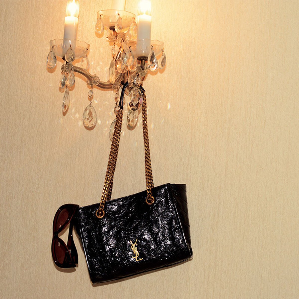 【サンローランの26年春夏バッグ】パリジェンヌルックを完成させるアイコンバッグ。