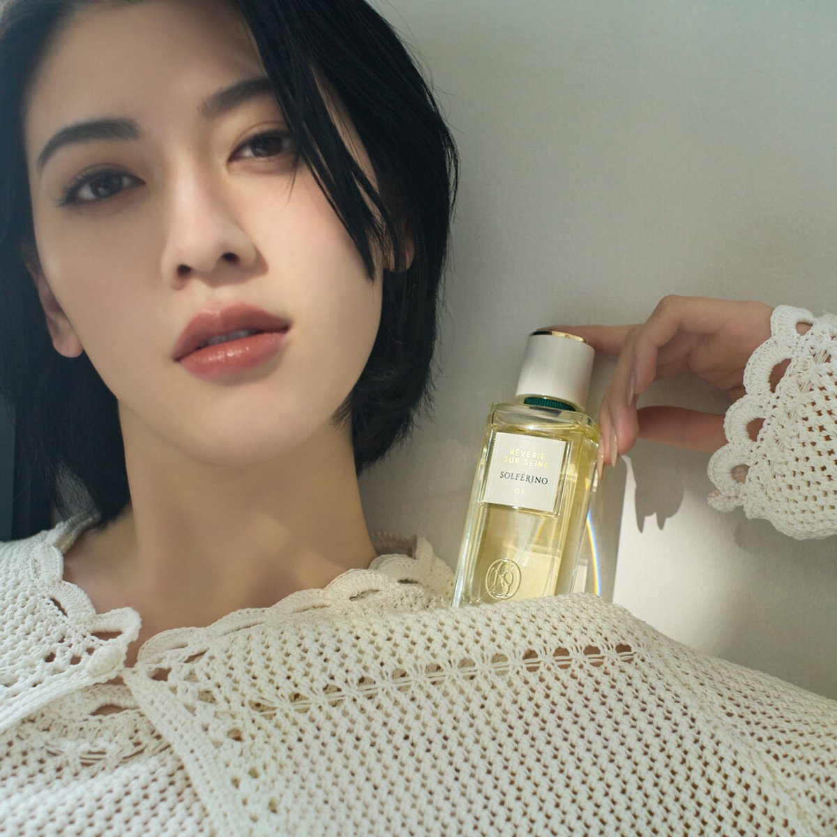 三吉彩花とパリの春風がシンクロする、心地いい瞬間。