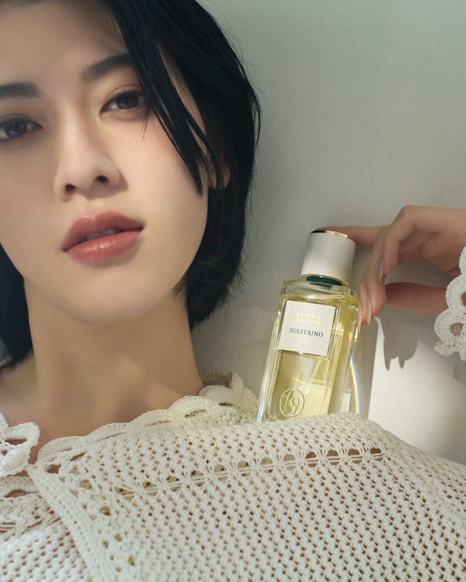 三吉彩花とパリの春風がシンクロする、心地いい瞬間。