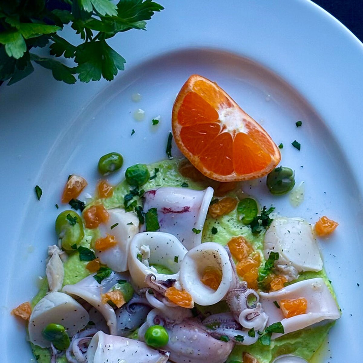 イカとホタテのグリーンソース仕立てで、春の一皿。