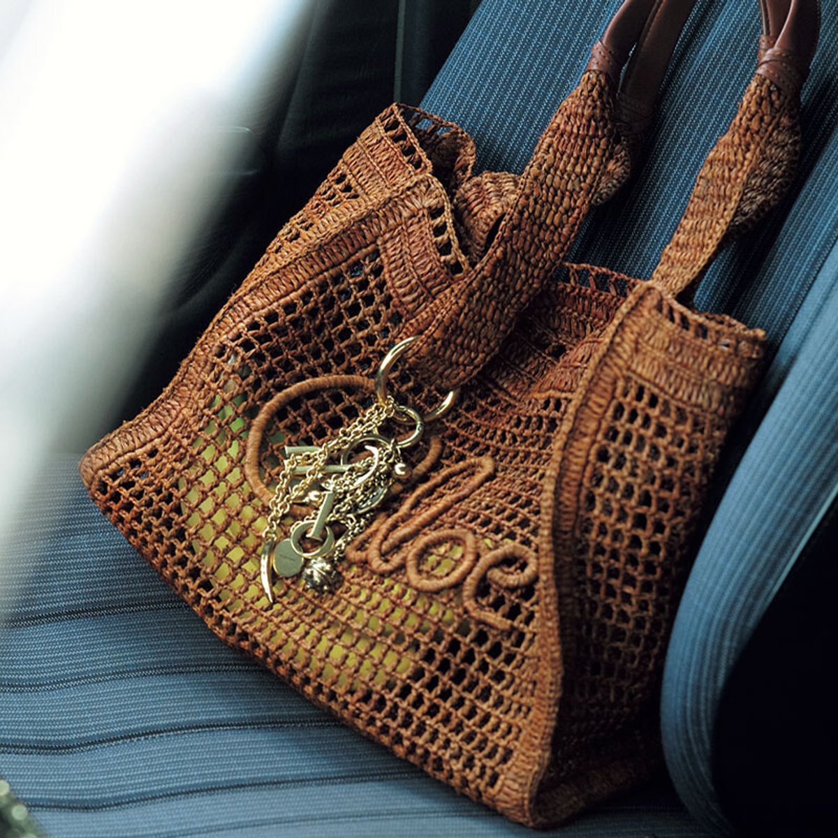 【クロエの26年春夏バッグ】夏の休日にぴったりのラフィアトート。