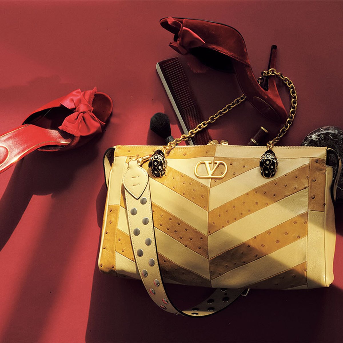 【ヴァレンティノ ガラヴァーニの26年春夏靴バッグ】2頭のパンサーがご愛嬌。