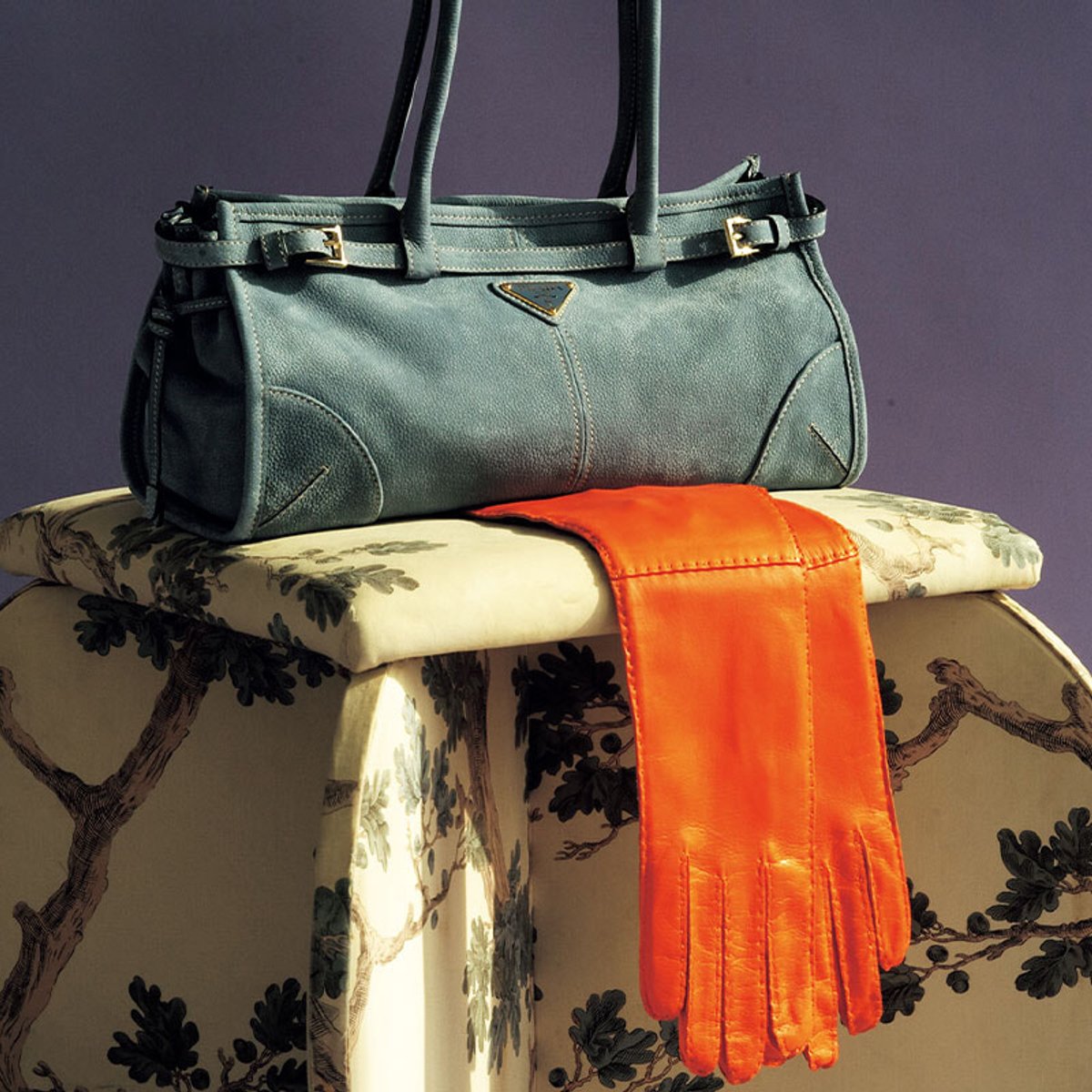 【プラダの26年春夏バッグ】バッグとロンググローブのおしゃれ関係。