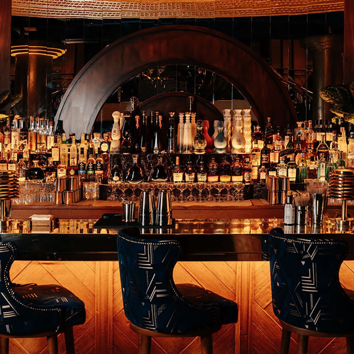 輝くインテリアで新章を開き、再びナイトシーンを賑わすマンコー・パリ。