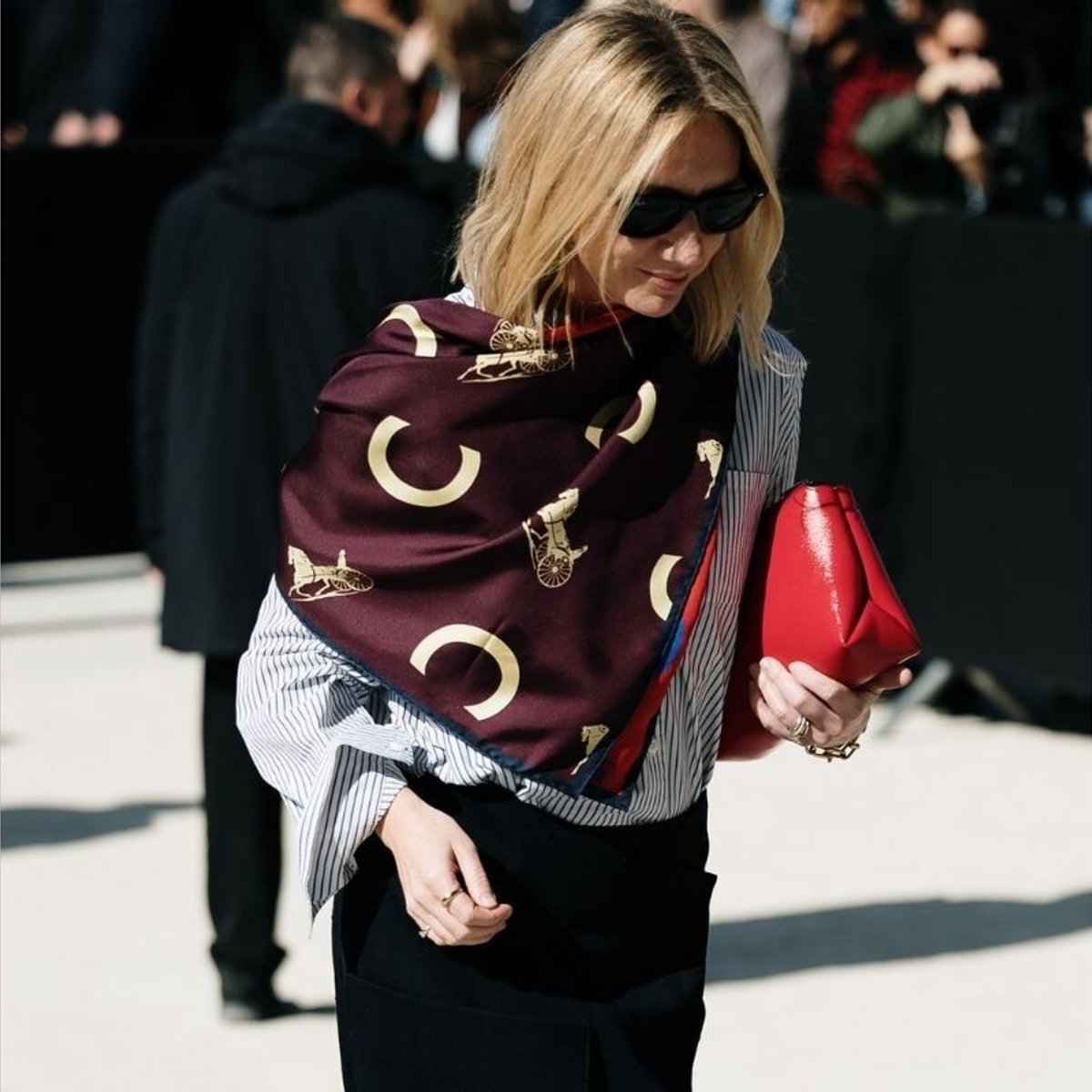 スカーフどう巻く？１枚で華やぐ、パリジェンヌの春スナップ6選。