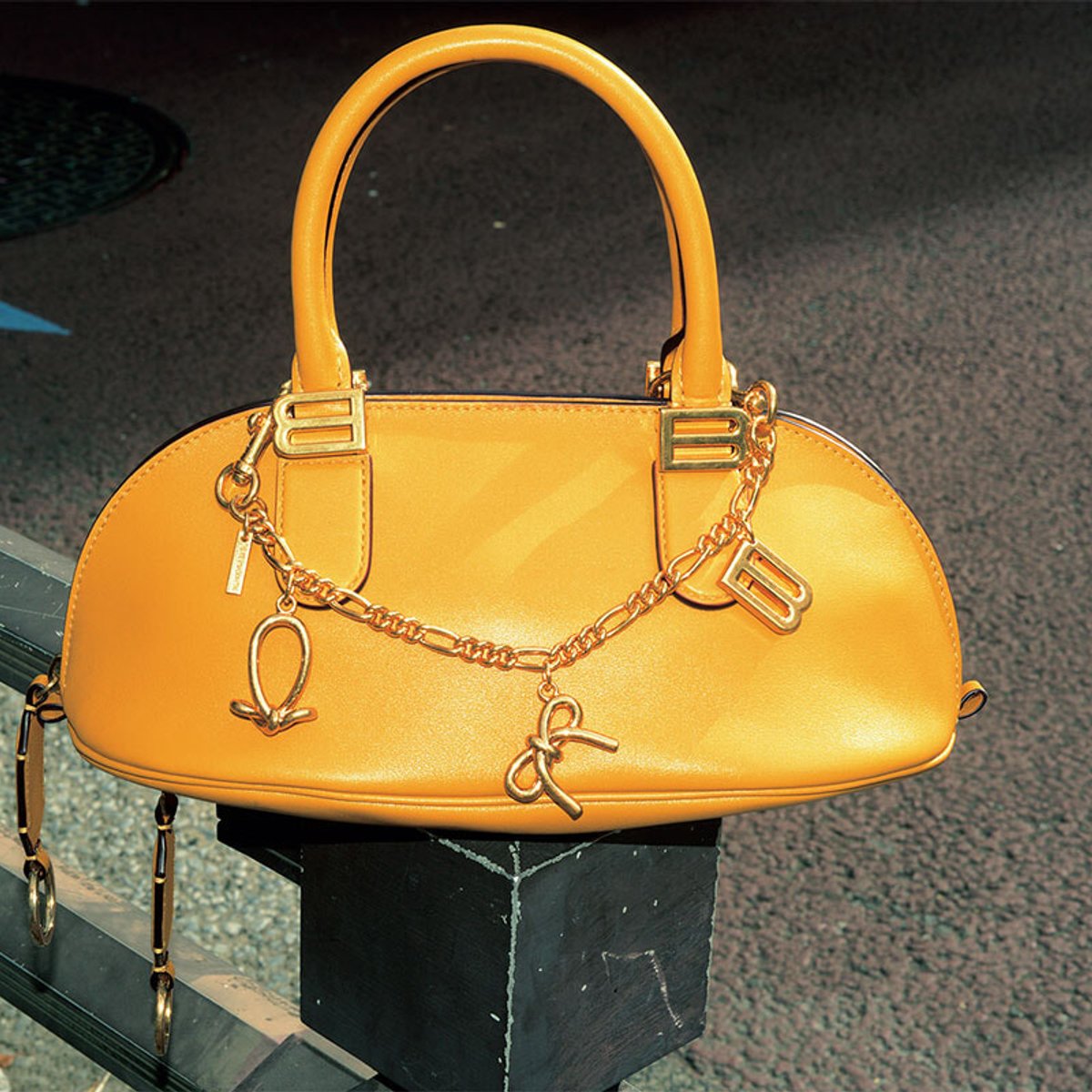 【バレンシアガの26年春夏バッグ】ボウリングバッグ最新形が登場！