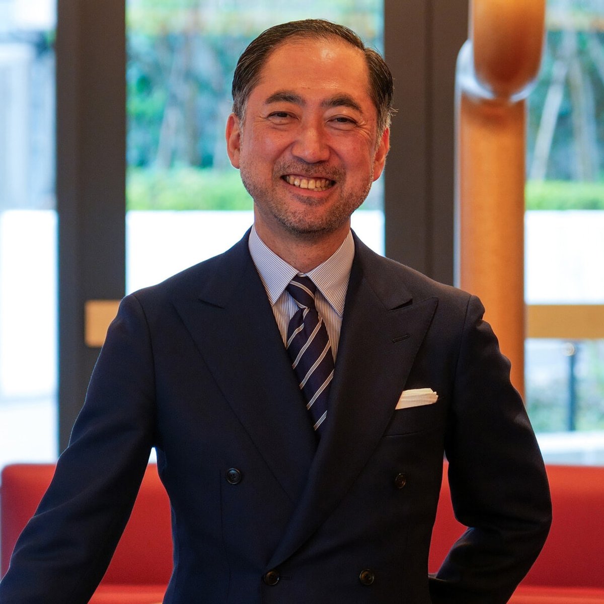 パリの老舗「フロール」名物ギャルソン、表参道のカフェで新たな顔に！