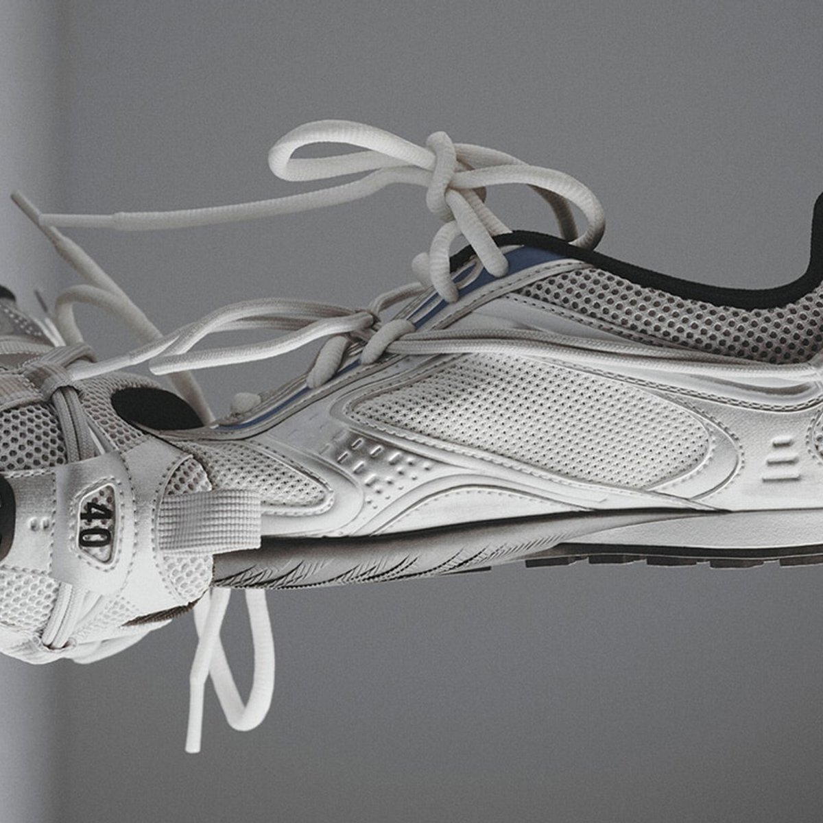 バレンシアガの最新フットウエア「Radar スニーカー」を履いて、視線を集める存在感のある足元に。