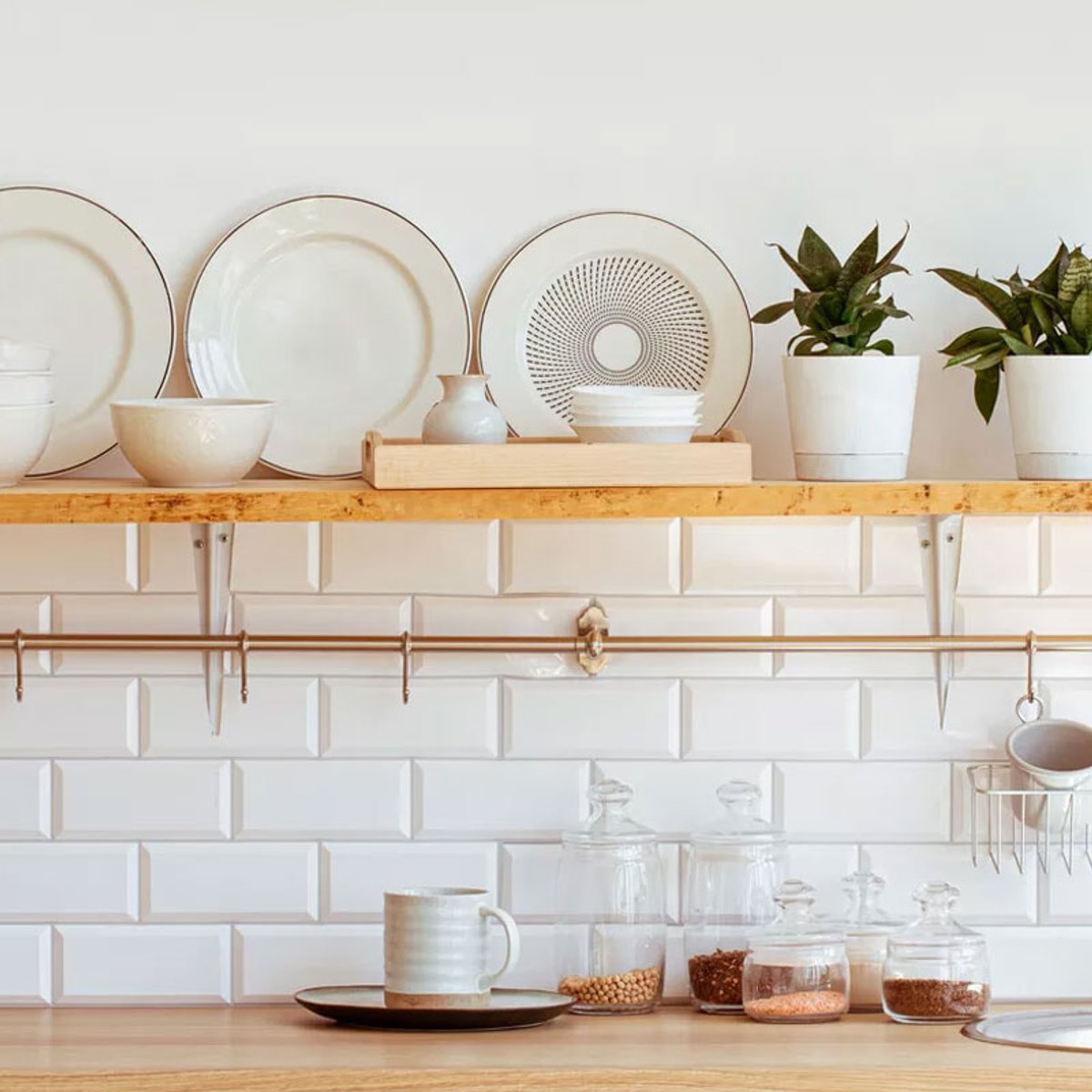 キッチンのタイル壁面はもう古い？ 簡単で新しい3つの代替アイデア。