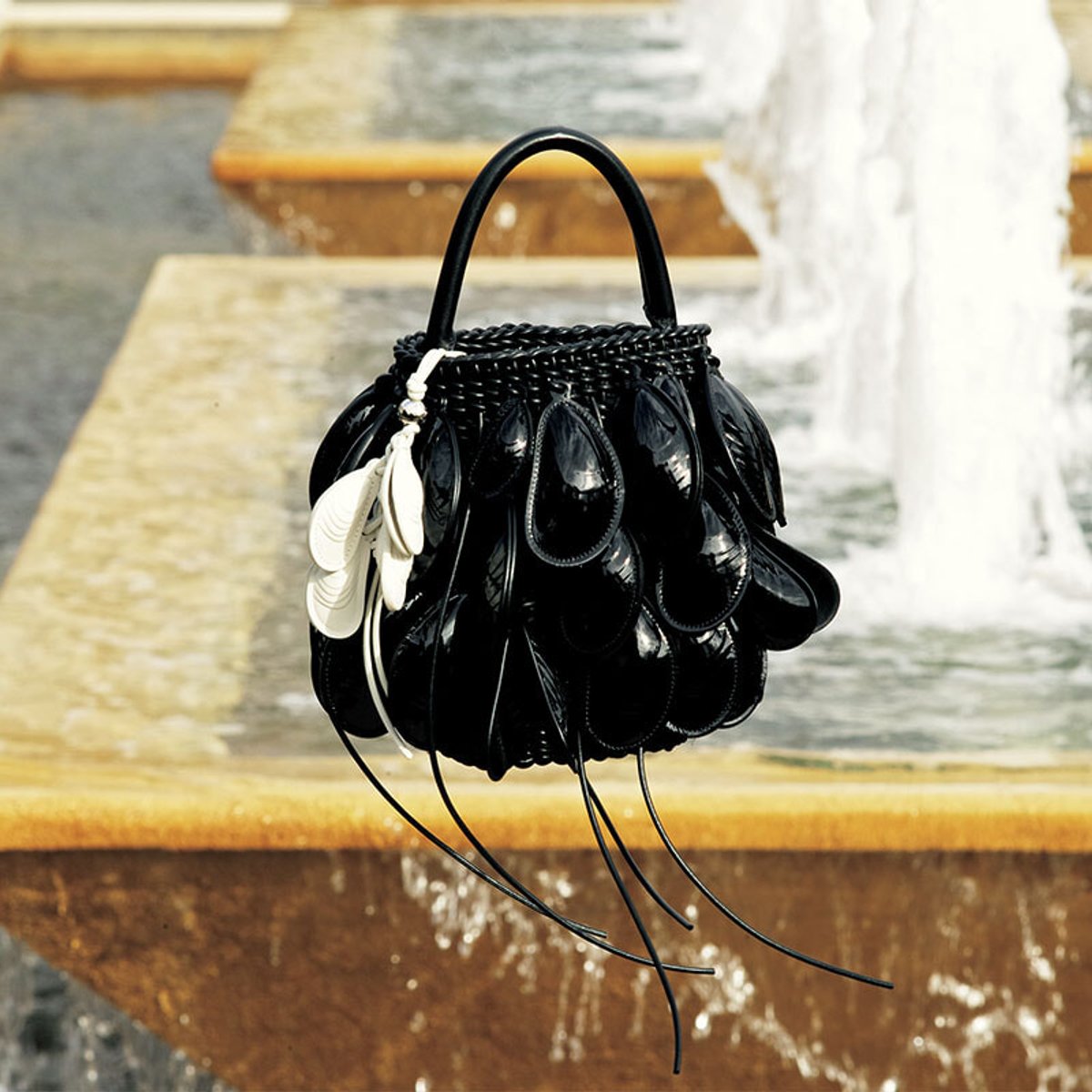 【ロエベの26年春夏バッグ】新作のカゴバッグはなんとムール貝モチーフ。