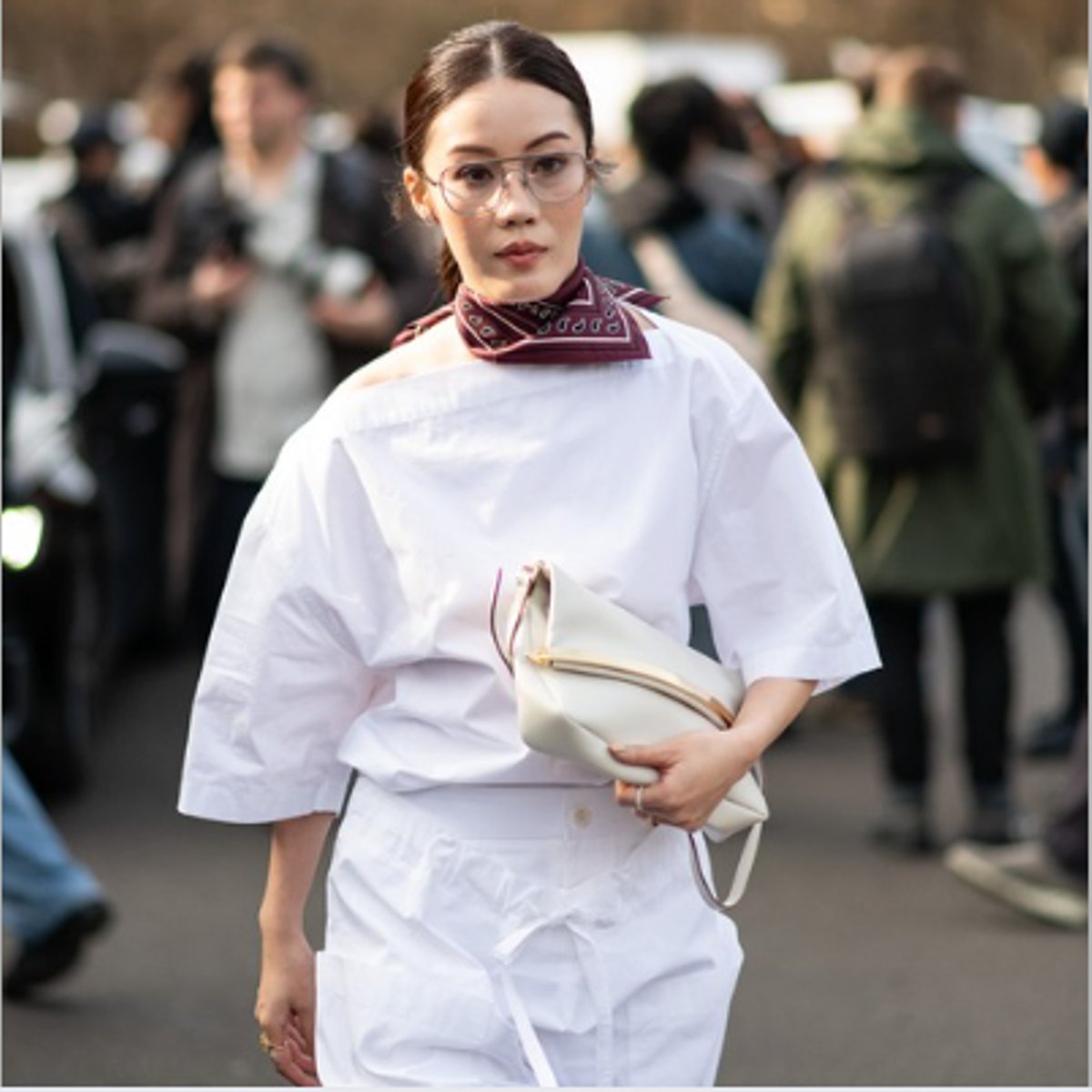 今春、スカーフはペイズリー柄をラフに巻く。春のアレンジ６例【パリ&バルセロナ】