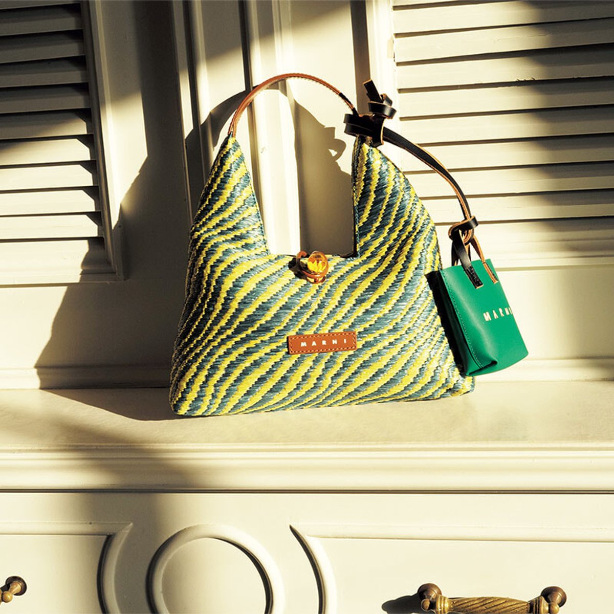 【マルニの26年春夏バッグ】ラフィアバッグにバッグチャームで遊びをプラス。