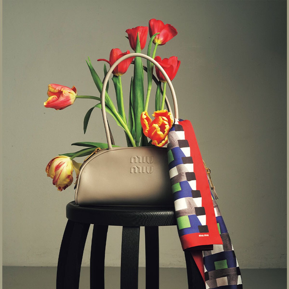 【ミュウミュウの26年春夏バッグ】滑らかなシェイプとグレージュカラーでシックに。