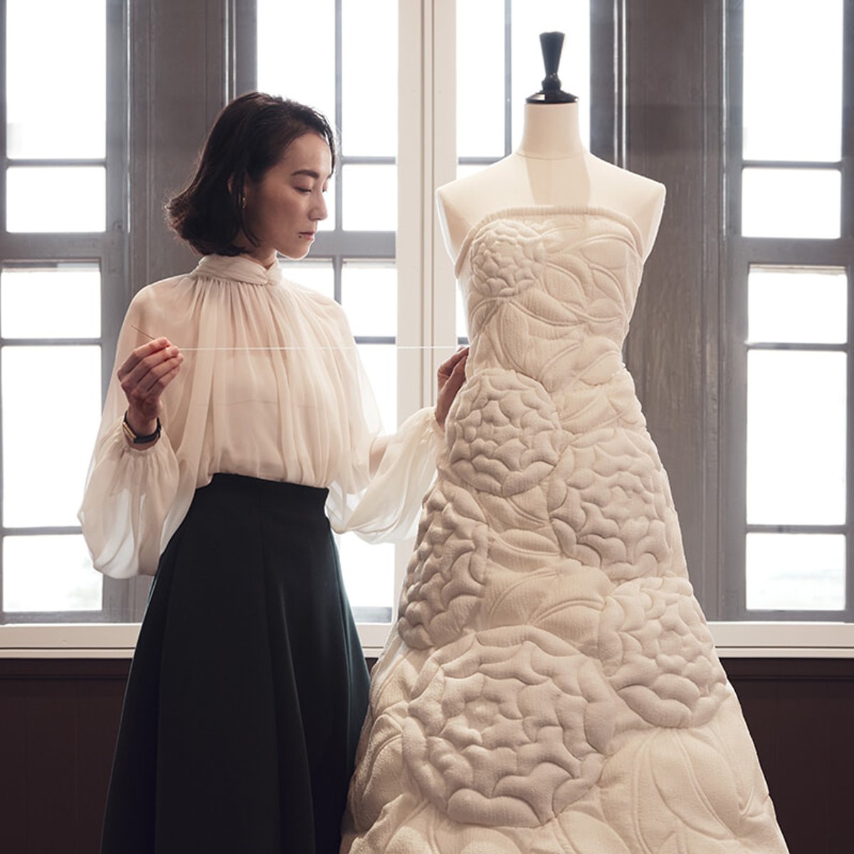 華麗なフランス装飾の世界へ。篠原ともえが『ルネ・ラリック展』のためにドレスを制作。