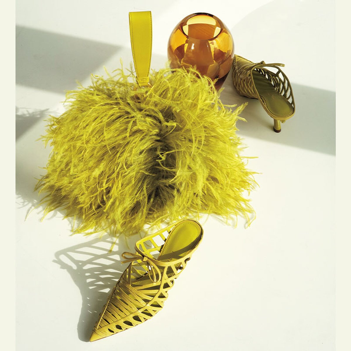 【フェラガモの26年春夏バッグ】パーティシーンにもぴったり。