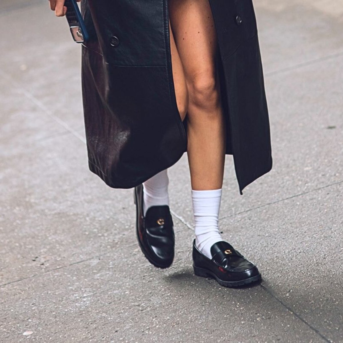 白靴下で装いを軽く。ローファーやタイツと合わせる春スタイル｜8人の海外スナップ