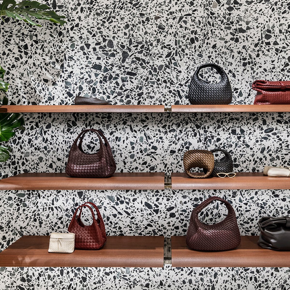 先行発売アイテムも登場。ボッテガ・ヴェネタ 梅田阪急がリニューアル。