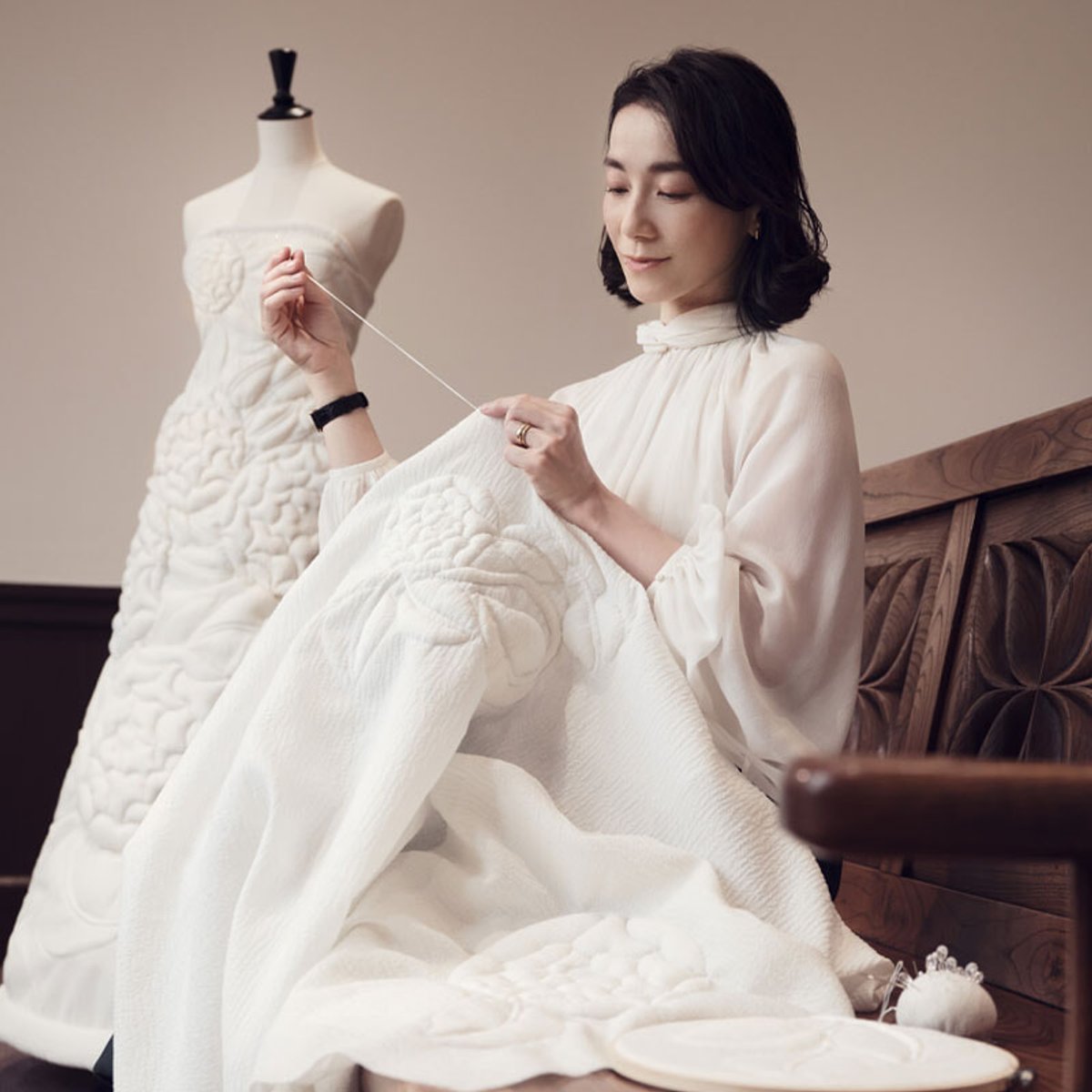 【篠原ともえ連載Vol.32】『ルネ・ラリック展』光を宿すガラスの花のドレスをつくる。