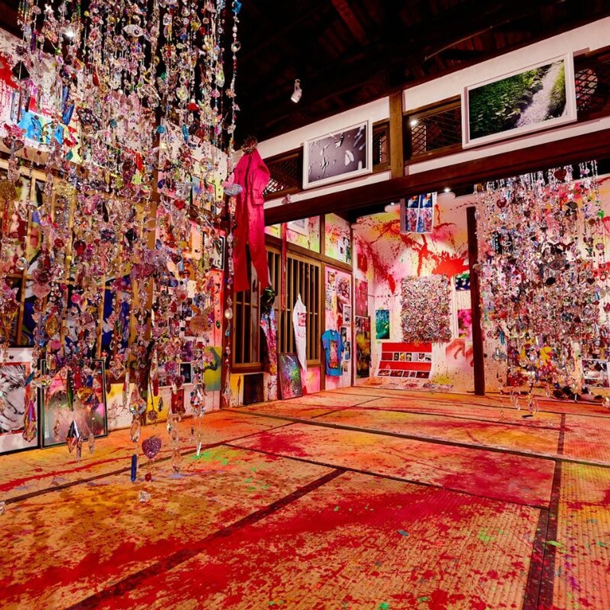 蜷川実花、下北沢に還る。写真家業30年を超えたいま語る、『mirror, mirror, mirror mika ninagawa』の見どころとは？