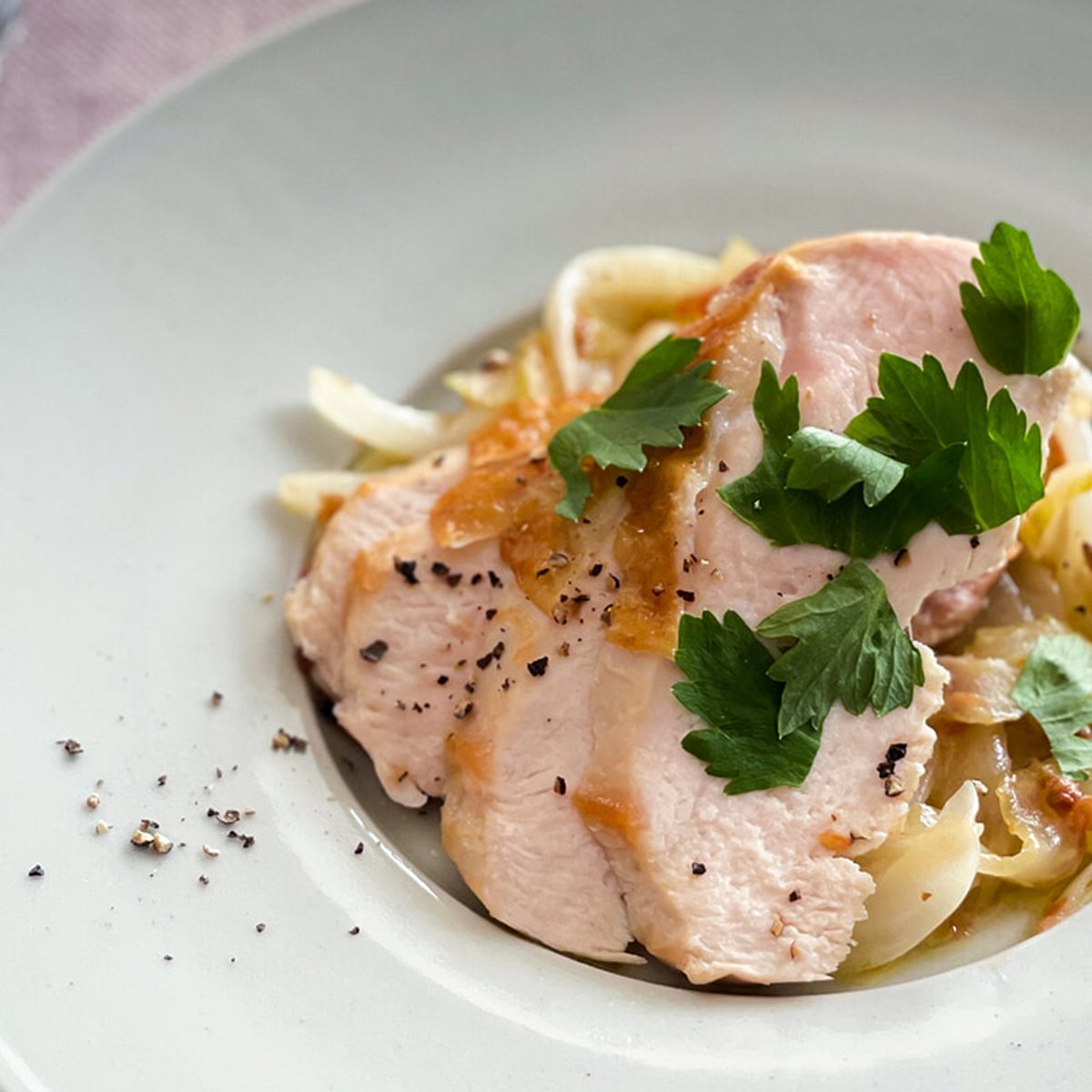 気を巡らせ、春を整える。梅香る新タマネギと鶏胸肉のソテー。【デトックス】