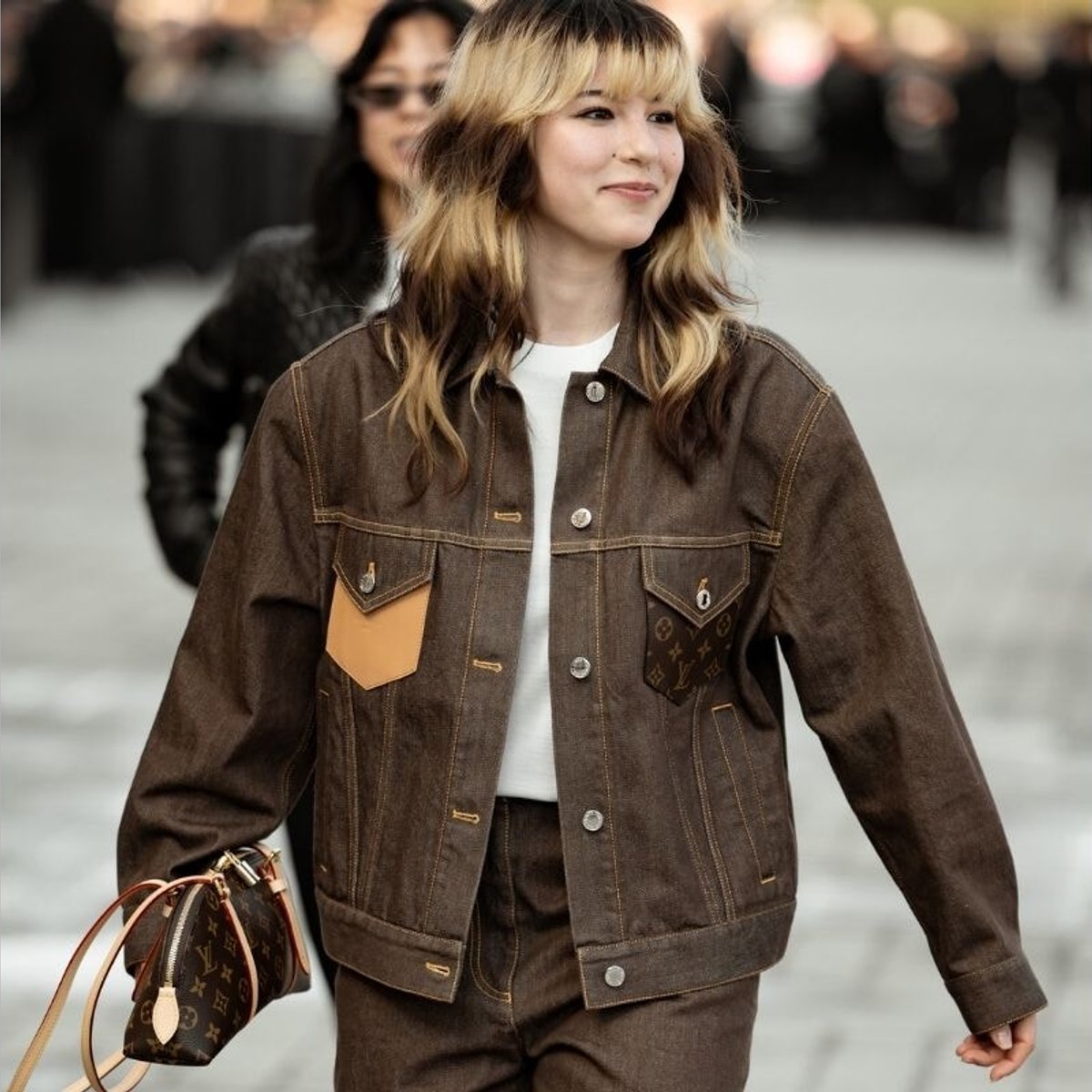 アウターに迷ったら「デニムジャケット」を。羽織るだけでバランスがまとまる、春の海外スナップ5選。