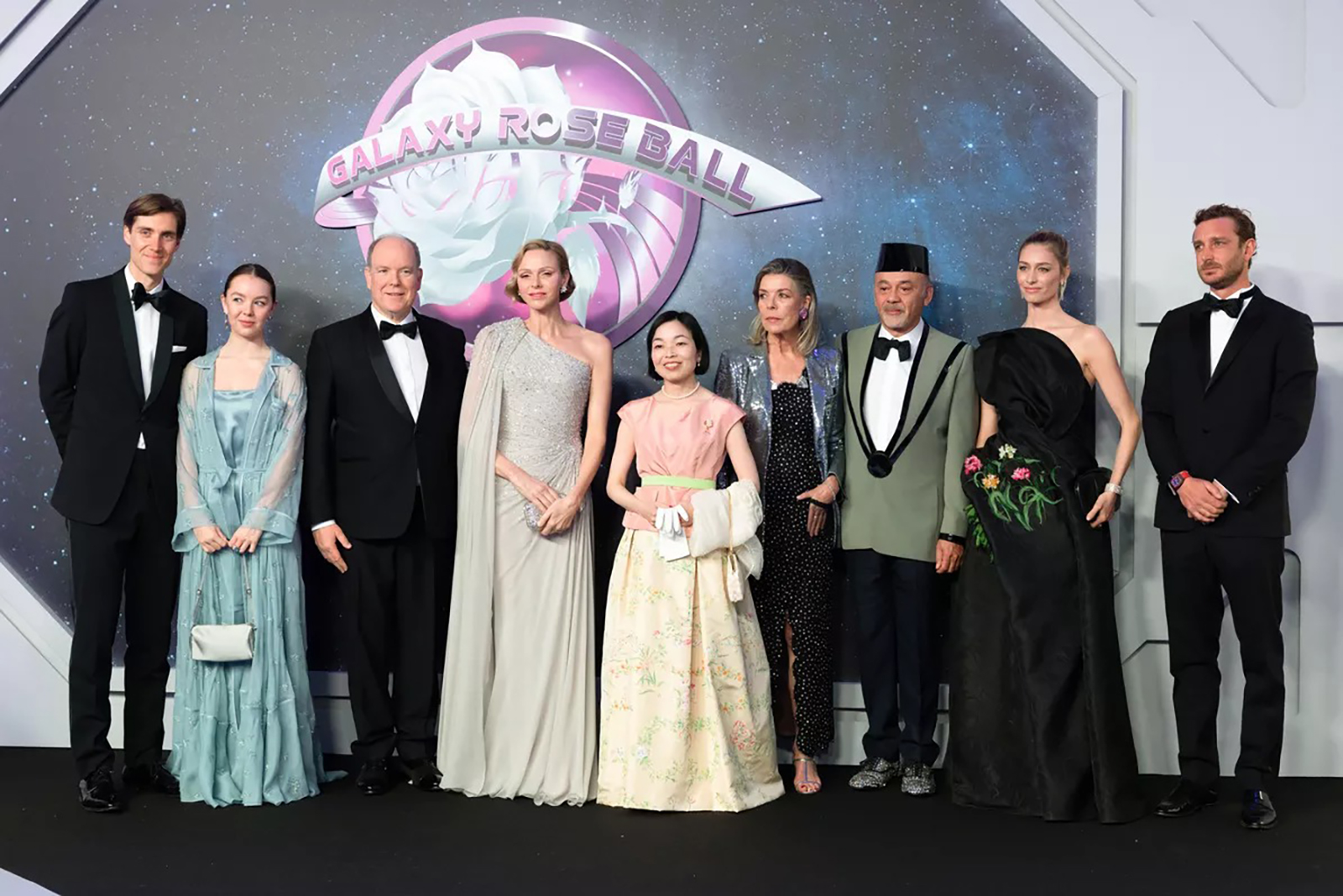 薔薇の舞踏会にて、ベン・シルベスター・ストラウトマン、アレクサンドラ王女、モナコのアルベール2世大公、シャルレーヌ公妃、日本の彬子女王、カロリーヌ・ド・モナコ、クリスチャン・ルブタン、ベアトリス・ボロメオ、ピエール・カシラギ。（モナコ、2026年3月21日）