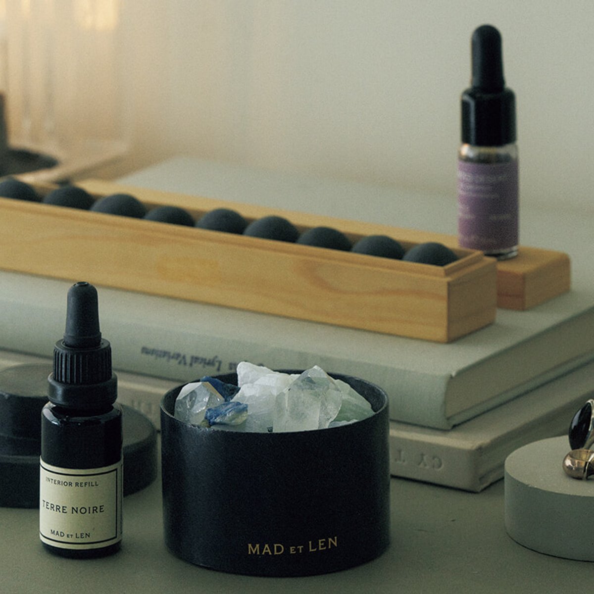 玄関・リビング・寝室、空間ごとに変わる「香りの正解」を専門家が解説。