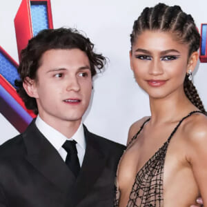 「トム・ホランド」がお忍びで「ゼンデイヤ」の元へ！ 一般観客席に紛れ込むサプライズの瞬間。