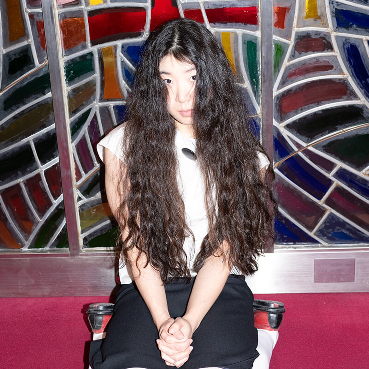 BTS・RMと組んでスマッシュヒット！ 異才集団唯一の女性〈ソグム〉に会いにソウルの教会へ。