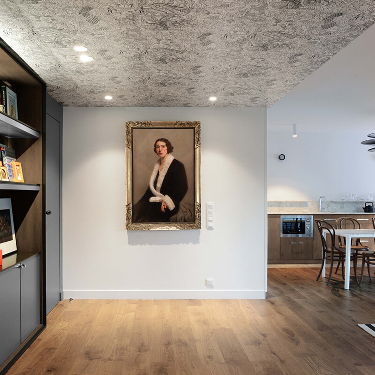 ビフォーアフター！ 時代遅れな内装のアパルトマンが、心地よいモダン空間へと生まれ変わった。