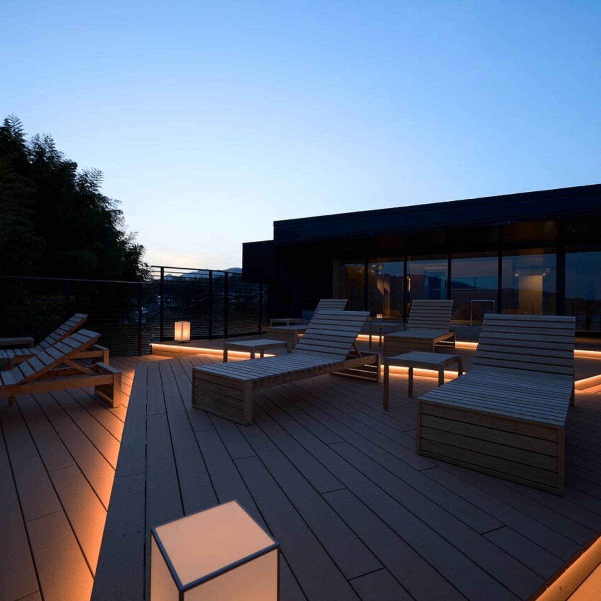 広島・宮島の景色とアートを堪能する、リトリートな「ホテルフォークアンドナイフ」へ。