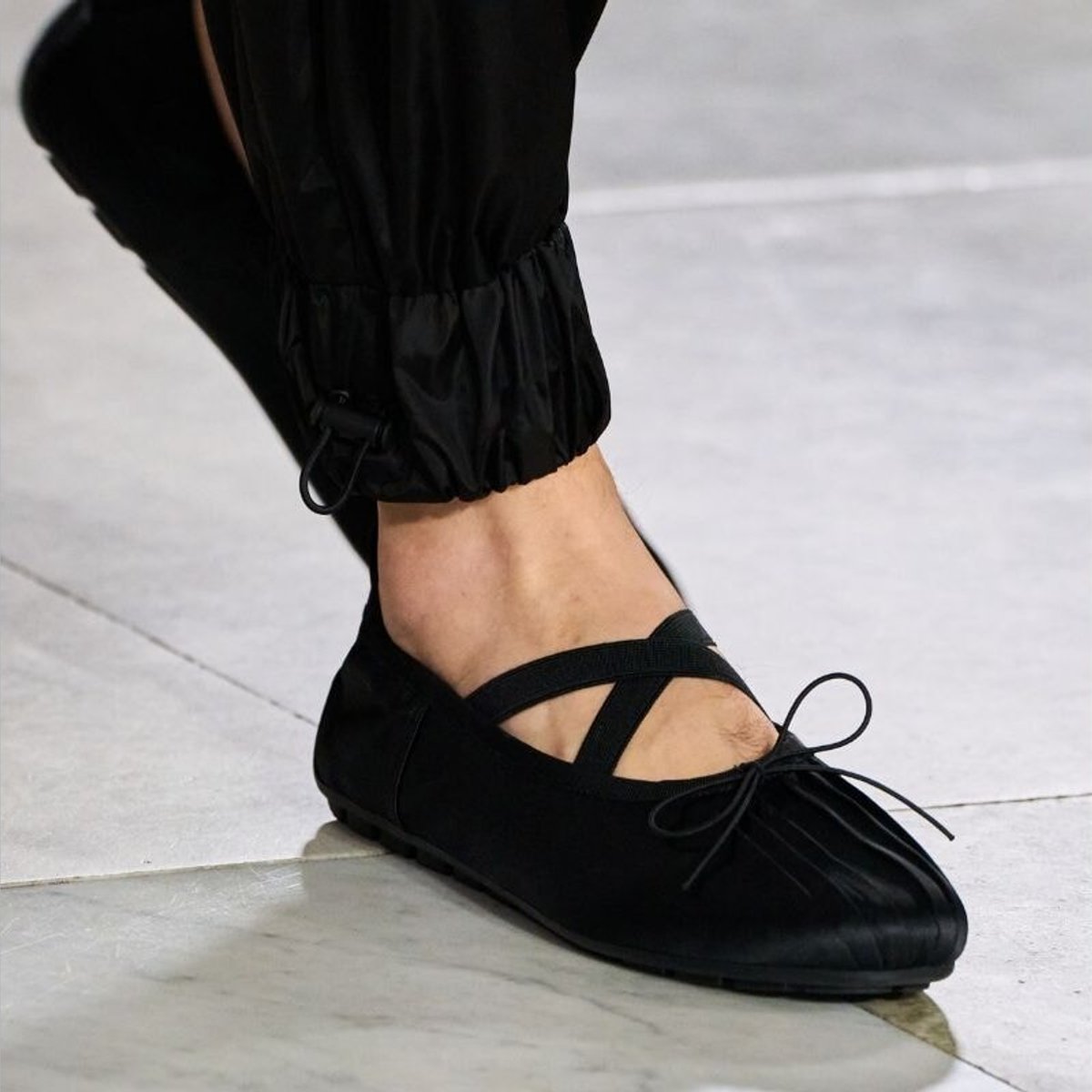 春のパリはスニーカーから「バレエシューズ」へ。黒・白、バイカラーが鍵。パリジェンヌ8人のスナップ。