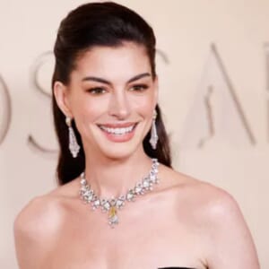 アン・ハサウェイ、フリーダ・カーロ美術館でシュルレアリスムを感じさせる装いを披露