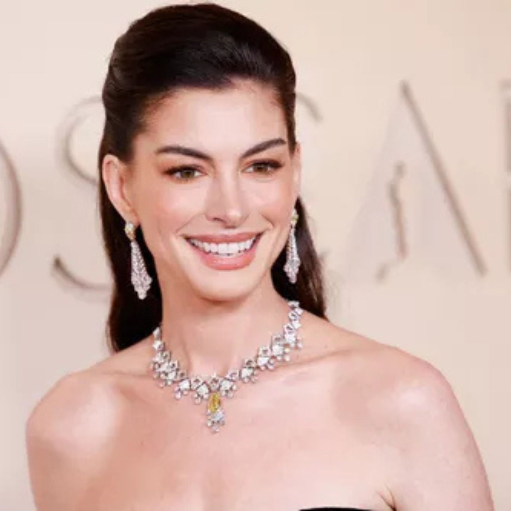 アン・ハサウェイ、フリーダ・カーロ美術館でシュルレアリスムを感じさせる装いを披露