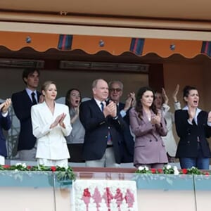 シャルレーヌ公妃らモナコ公室ファミリー、パンツスタイルで魅せる気品と圧倒的存在感。