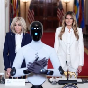 ブリジット・マクロン、メラニア・トランプが「ヒューマノイドロボット」とともに登場！ ホワイトハウスでのロボットのスピーチが話題。