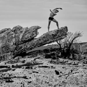 ユーゴ・マルシャンなどダンサーたちの動き、ダンスの優美に目を奪われる写真展へ。