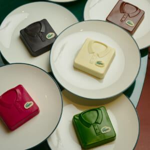 お土産探しも！ 6色のポロ型パティスリーをお目当てに「カフェ・ラコステ」へ。