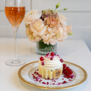 トリコロールのメゾン・エリゼ、新作パティスリーはロゼシャンパーニュの「マリアンヌ」。