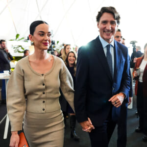 ケイティ・ペリーと元カナダ首相、米最大フェスで「まるで学生カップル」のような無邪気な姿を披露。