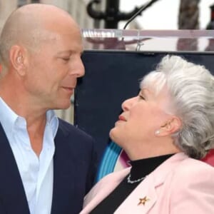 【ロサンゼルス警察のアイコン】年間最優秀ボランティアにも選出された、90歳のブルース・ウィリスの母とは？