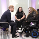 障がいのある子どもや若者たちと交流するハリー王子