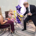 障がいのある子どもや若者たちと交流するハリー王子