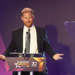 ウェルチャイルド・アワードのステージでスピーチを行うハリー王子