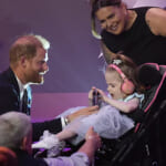 ウェルチャイルド・アワードのステージに立つハリー王子